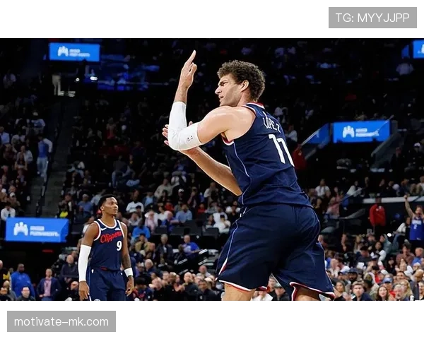 布鲁克·洛佩斯无球牵制力提升雄鹿空间效率