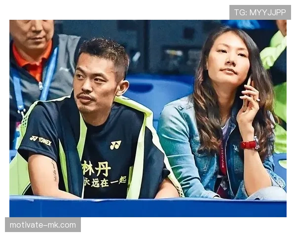 林丹拎着菜篮子站在豪车旁，那画面隔壁阿姨都懵了